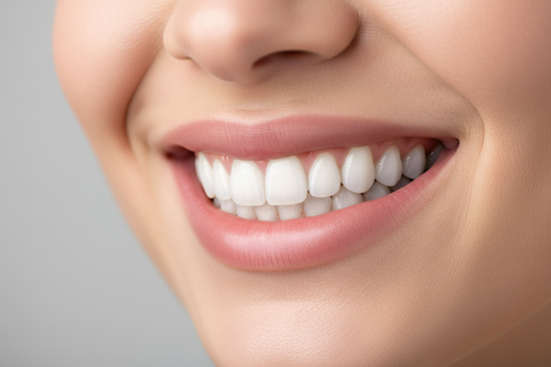 bouche avec sourire avec dents blanche
