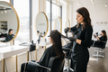 coiffeuse entrai de faire un lissage bresilien